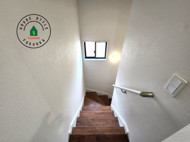 糟屋郡志免町桜丘３丁目第5-２棟（2号棟）の内観：施工例|＜手すり付階段＞手すりがないと階段の昇り降りで危険なことはもちろん、壁に手をつきながら歩くことで壁紙が汚れやすくなります。すべての方に快適に昇り降りしていただくため、手すりを設置しました。