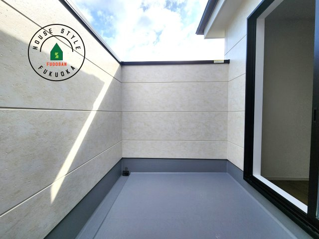 糟屋郡志免町桜丘３丁目第5-２棟（2号棟）の外観：施工例|風をしっかりと感じられるバルコニーでは、毎日が洗濯日和です。広々としているので洗濯も楽しくなるでしょうし、気分転換にバルコニーからの眺めを楽しむのもいいでしょう。