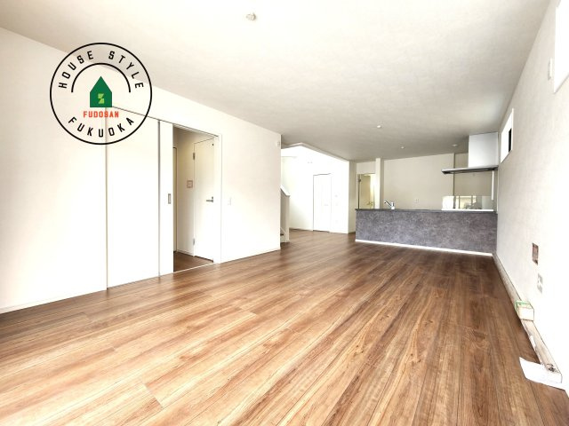 糟屋郡志免町桜丘３丁目第5-２棟（2号棟）の内観：施工例|キッチンからリビングをしっかり確認できます。家族の笑顔があふれる空間になりそうですね。※家具はCGを合成したものです。