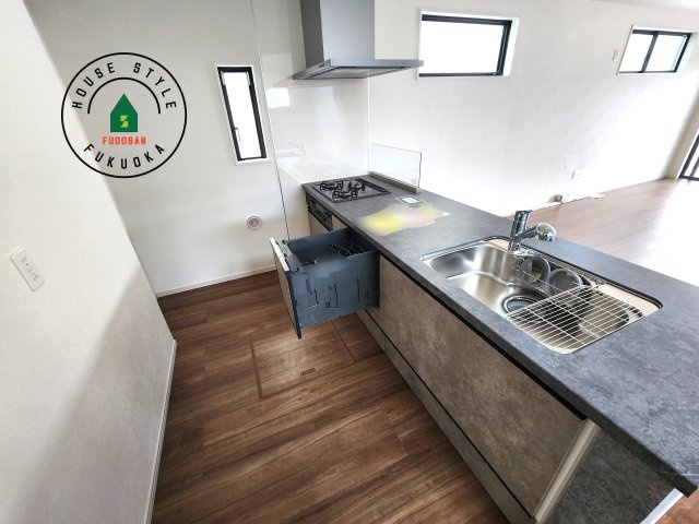 糟屋郡志免町桜丘３丁目第5-２棟（2号棟）の内観：施工例|ダイニングテーブルへの配膳がラクラク、お料理はかどるカウンター付きシステムキッチン！