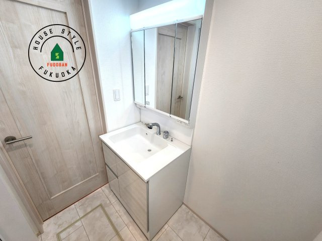 福岡市西区拾六町４丁目第１-２棟（B号棟）の独立洗面台|毎日使うものだから清潔な空間を保ちたい水回り。洗面にはそんな願いを解消させてくれる収納アイデアが満載です。三面鏡の裏側にはキャビネットが現れ小物から背の高い物まで収納できます。