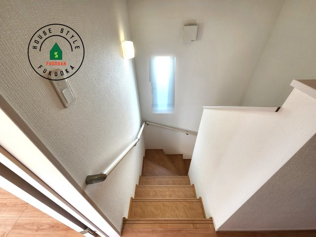 福岡市西区拾六町４丁目第１-２棟（B号棟）の内装|＜手すり付階段＞手すりがないと階段の昇り降りで危険なことはもちろん、壁に手をつきながら歩くことで壁紙が汚れやすくなります。すべての方に快適に昇り降りしていただくため、手すりを設置しました。