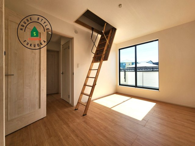 福岡市西区拾六町４丁目第１-２棟（B号棟）の寝室|主寝室には収納力に優れたクローゼットがありますので、お部屋もすっきり片付きます。