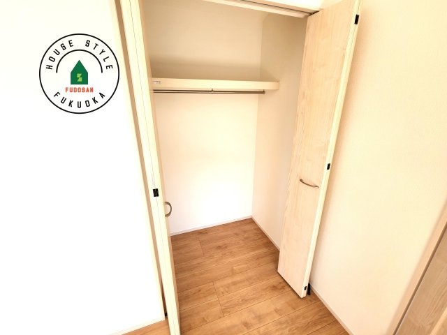 福岡市西区拾六町４丁目第１-２棟（B号棟）の収納|洋服や大きな荷物が多い方や人数の多いご家族などは、一般的なクローゼットよりもウォークインクローゼットのほうが使い勝手が良いです。