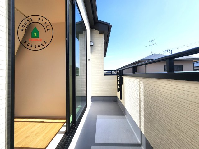 福岡市西区拾六町４丁目第１-２棟（B号棟）のバルコニー|風をしっかりと感じられるバルコニーでは、毎日が洗濯日和です。広々としているので洗濯も楽しくなるでしょうし、気分転換にバルコニーからの眺めを楽しむのもいいでしょう。