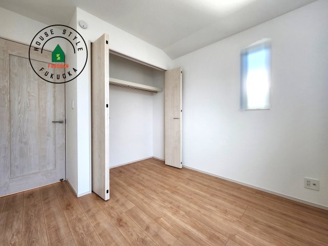 福岡市西区拾六町４丁目第１-２棟（B号棟）の洋室|柔らかい陽光が差し込む明るいお部屋を演出する設計。彩光の取れる窓が気持ちの良いお部屋を創り上げます。