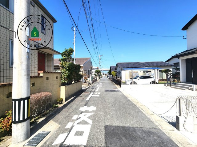 福岡市西区拾六町４丁目第１-２棟（B号棟）の前面道路含む現地写真|前面道路は閑静な住宅地をはしる車通りの少ない道路。お車の出し入れが苦手なママや小さなお子様にも安心ですね。しっかり舗装もされているので、ベビーカーや自転車で通っても快適に通行できます。
