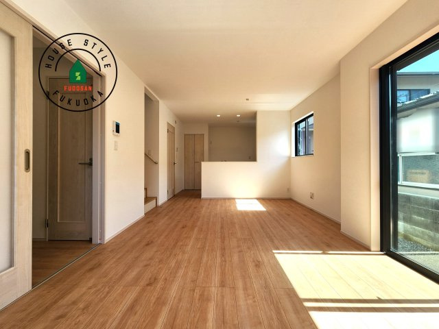 福岡市西区拾六町４丁目第１-２棟（B号棟）の居間・リビング|キッチンからリビングをしっかり確認できます。家族の笑顔があふれる空間になりそうですね。同社