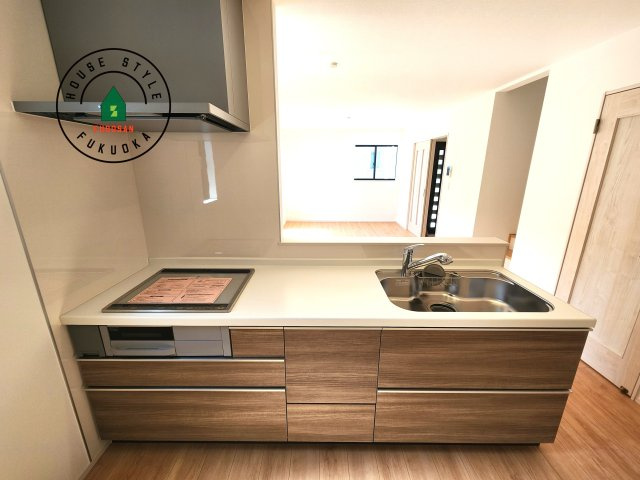 福岡市西区拾六町４丁目第１-２棟（B号棟）のキッチン|ご家族を近くに感じられる対面キッチンのLDK。会話もはずみそうですね。