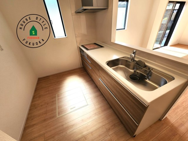 福岡市西区拾六町４丁目第１-２棟（B号棟）のキッチン|ダイニングテーブルへの配膳がラクラク、お料理はかどるカウンター付きシステムキッチン！