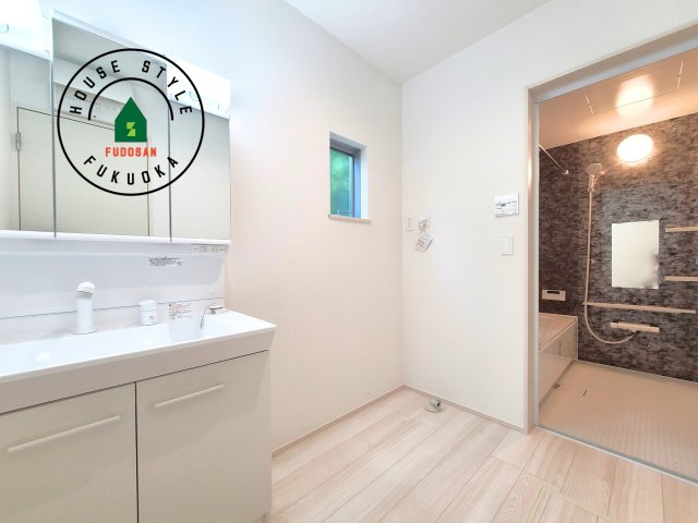 福岡市中央区笹丘２丁目第1-5棟（4号棟）の内観：施工例|ゆとりの洗面スペースで朝の身支度もスムーズに。暮らしを快適に変えるシャワー付洗面台です！