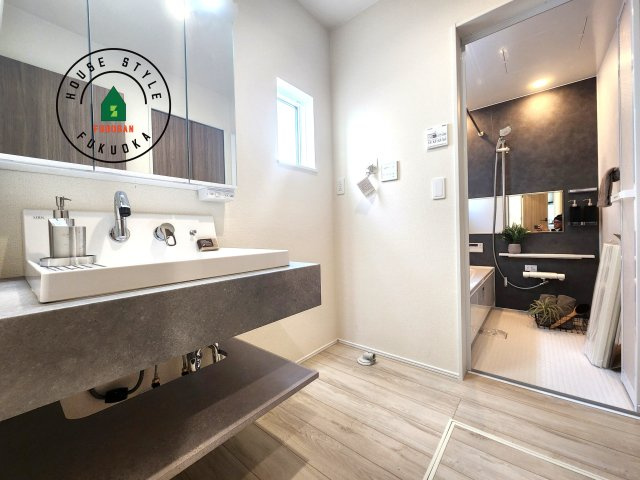 福岡市中央区笹丘２丁目第1-5棟（4号棟）の内観：施工例|ゆとりの洗面スペースで朝の身支度もスムーズに。暮らしを快適に変えるシャワー付洗面台です！