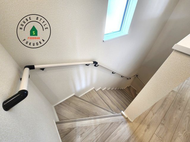 福岡市中央区笹丘２丁目第1-5棟（4号棟）の内観：施工例|＜手すり付階段＞手すりがないと階段の昇り降りで危険なことはもちろん、壁に手をつきながら歩くことで壁紙が汚れやすくなります。すべての方に快適に昇り降りしていただくため、手すりを設置しました。