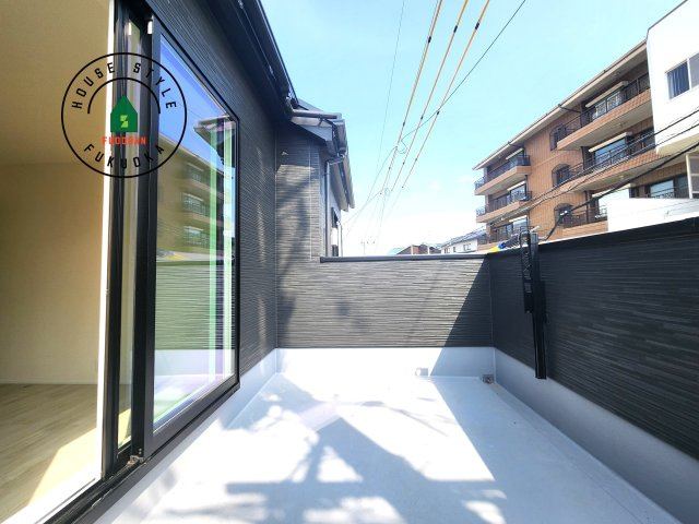 福岡市中央区笹丘２丁目第1-5棟（4号棟）の外観：施工例|風をしっかりと感じられるバルコニーでは、毎日が洗濯日和です。広々としているので洗濯も楽しくなるでしょうし、気分転換にバルコニーからの眺めを楽しむのもいいでしょう。