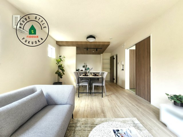 福岡市中央区笹丘２丁目第1-5棟（4号棟）の内観：施工例|キッチンからリビングをしっかり確認できます。家族の笑顔があふれる空間になりそうですね。