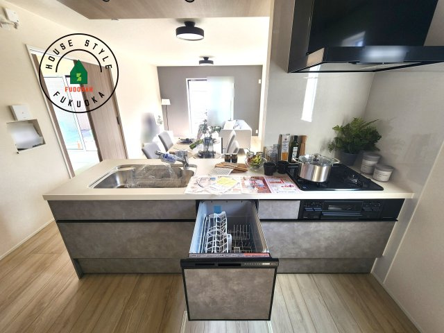 福岡市中央区笹丘２丁目第1-5棟（4号棟）の内観：施工例|ご家族を近くに感じられる対面キッチンのLDK。会話もはずみそうですね。