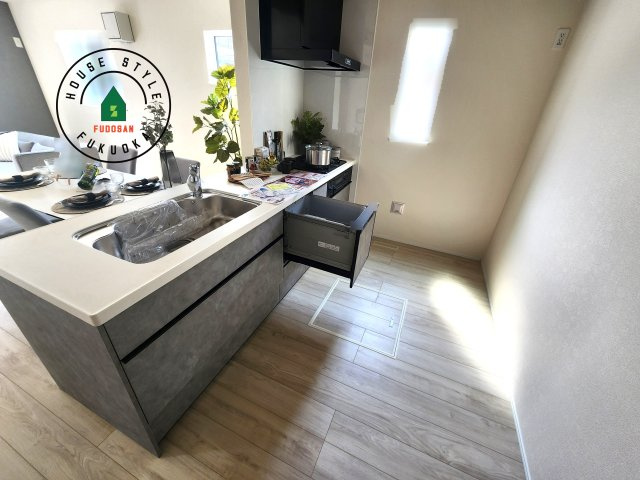 福岡市中央区笹丘２丁目第1-5棟（4号棟）の内観：施工例|ダイニングテーブルへの配膳がラクラク、お料理はかどるカウンター付きシステムキッチン！