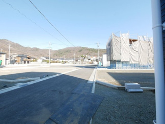 【前面道路含む現地写真】 | 敷地への進入道路　幅員5ｍ
