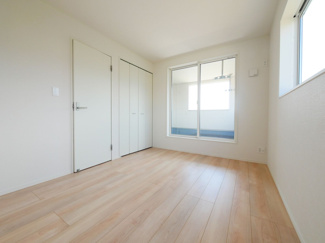 【洋室】 | 甲府市羽黒町　新築戸建 全2棟 2号棟 車3台並列駐車可能 | 同仕様建物写真