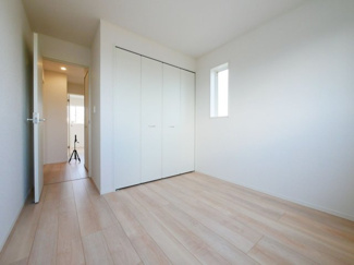 【洋室】 | 甲府市羽黒町　新築戸建 全2棟 2号棟 車3台並列駐車可能 | 同仕様建物写真