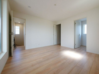 【洋室】 | 甲府市羽黒町　新築戸建 全2棟 2号棟 車3台並列駐車可能 | 同仕様建物写真