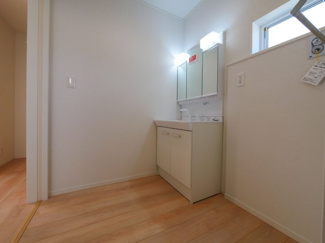 【独立洗面台】 | 甲府市羽黒町　新築戸建 全2棟 2号棟 車3台並列駐車可能 | 同仕様建物写真