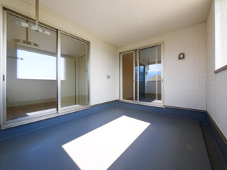 【バルコニー】 | 甲府市羽黒町　新築戸建 全2棟 2号棟 車3台並列駐車可能 | 同仕様建物写真