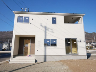 【外観】 | 甲府市羽黒町　新築戸建 全2棟 2号棟 車3台並列駐車可能 | 現地見学可能です。お気軽にお問合せください。