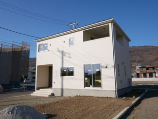 【外観】 | 甲府市羽黒町　新築戸建 全2棟 2号棟 車3台並列駐車可能 | 大型分譲地の一角で整った住環境です。