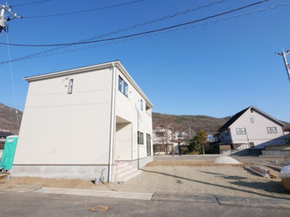 【外観】 | 甲府市羽黒町　新築戸建 全2棟 2号棟 車3台並列駐車可能 | 敷地南側は隣地通路の為、日当たり良好