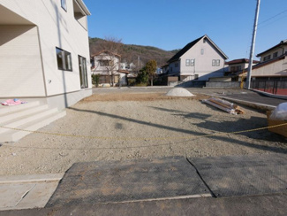 【駐車場】 | 甲府市羽黒町　新築戸建 全2棟 2号棟 車3台並列駐車可能 | カースペースは並列3台分