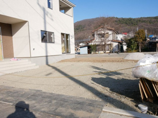 【駐車場】 | 甲府市羽黒町　新築戸建 全2棟 2号棟 車3台並列駐車可能 | 3台並列駐車＋お庭付きの広々敷地