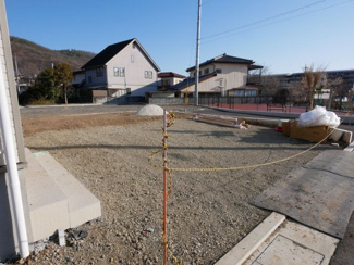 【庭】 | 甲府市羽黒町　新築戸建 全2棟 2号棟 車3台並列駐車可能 | 敷地南側は隣地通路、その先は分譲地内公園