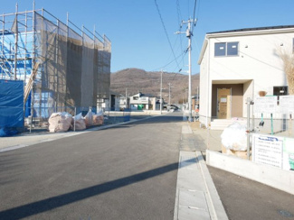 【前面道路含む現地写真】 | 甲府市羽黒町　新築戸建 全2棟 2号棟 車3台並列駐車可能 | 前面道路は幅員6.0ｍ