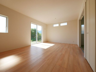 【居間・リビング】 | 甲府市羽黒町　新築戸建 全2棟 2号棟 車3台並列駐車可能 | 同仕様建物写真