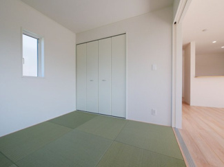 【和室】 | 甲府市羽黒町　新築戸建 全2棟 2号棟 車3台並列駐車可能 | 同仕様建物写真