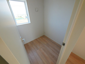 【洋室】 | 甲府市羽黒町　新築戸建 全2棟 2号棟 車3台並列駐車可能 | 同仕様建物写真