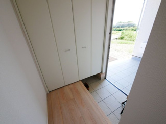 【玄関】 | 甲府市羽黒町　新築戸建 全2棟 2号棟 車3台並列駐車可能 | 同仕様建物写真