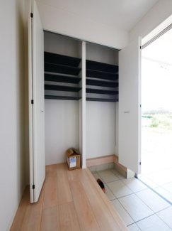 【玄関】 | 甲府市羽黒町　新築戸建 全2棟 2号棟 車3台並列駐車可能 | 同仕様建物写真