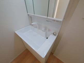 【独立洗面台】 | 甲府市羽黒町　新築戸建 全2棟 2号棟 車3台並列駐車可能 | 同仕様建物写真