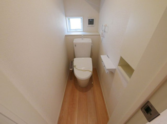 【トイレ】 | 甲府市羽黒町　新築戸建 全2棟 2号棟 車3台並列駐車可能 | 同仕様建物写真