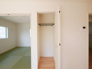 【居間・リビング】 | 甲府市羽黒町　新築戸建 全2棟 2号棟 車3台並列駐車可能 | 同仕様建物写真