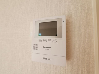 【防犯設備】 | 甲府市羽黒町　新築戸建 全2棟 2号棟 車3台並列駐車可能 | 同仕様建物写真