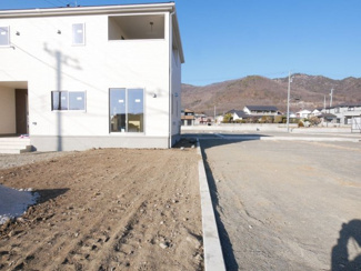 【周辺】 | 甲府市羽黒町　新築戸建 全2棟 2号棟 車3台並列駐車可能 | 敷地東側境界