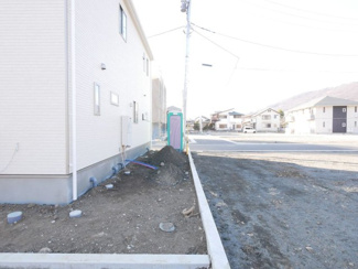 【周辺】 | 甲府市羽黒町　新築戸建 全2棟 2号棟 車3台並列駐車可能 | 敷地北側巨魁