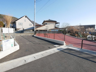 【周辺】 | 甲府市羽黒町　新築戸建 全2棟 2号棟 車3台並列駐車可能 | 分譲地内公園