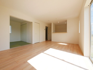 【居間・リビング】 | 甲府市羽黒町　新築戸建 全2棟 2号棟 車3台並列駐車可能 | 同仕様建物写真