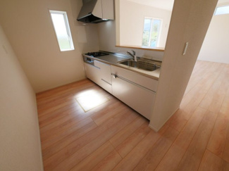 【キッチン】 | 甲府市羽黒町　新築戸建 全2棟 2号棟 車3台並列駐車可能 | 同仕様建物写真