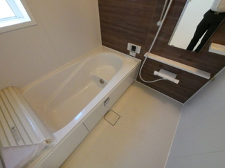 【浴室】 | 甲府市羽黒町　新築戸建 全2棟 2号棟 車3台並列駐車可能 | 同仕様建物写真