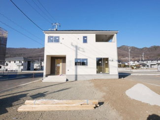 【外観】 | 甲府市羽黒町　新築戸建 全2棟 2号棟 車3台並列駐車可能 | 日当たりの良さが自慢の新築戸建てです。